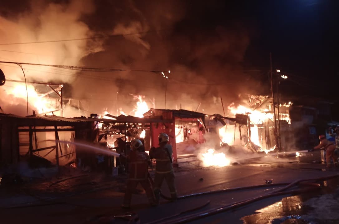 Diduga Korsleting Listrik, 6 Ruko di Jalan Padmosusastro Ludes Terbakar
