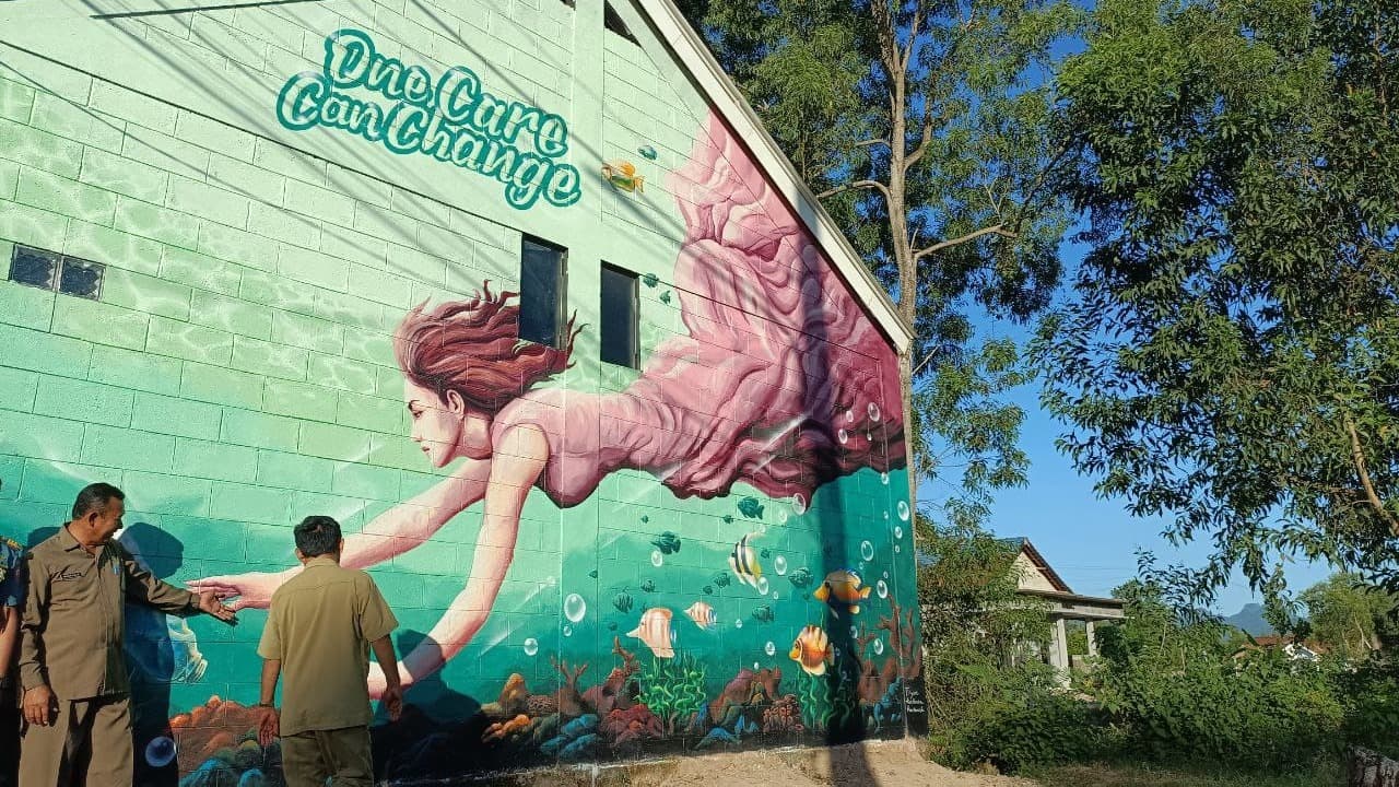 Ingatkan Kelestarian Laut, Seniman Lukis Mural Tembok Kelurahan Pacitan