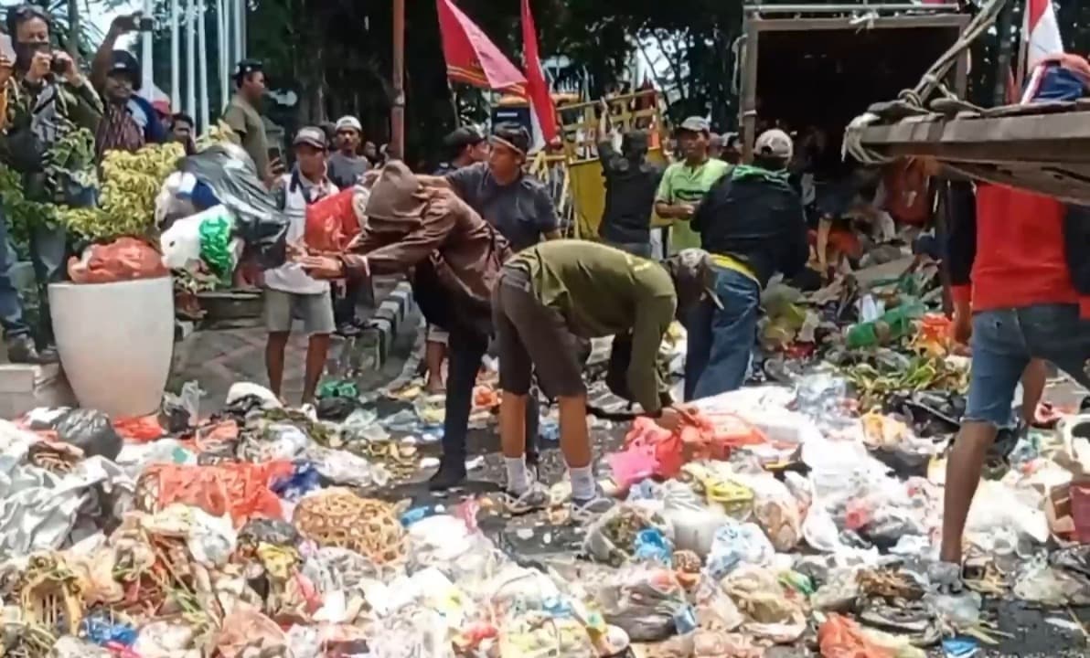 Deltamania Kecam Aksi Buang Sampah di Depan Pendopo Bupati Sidoarjo