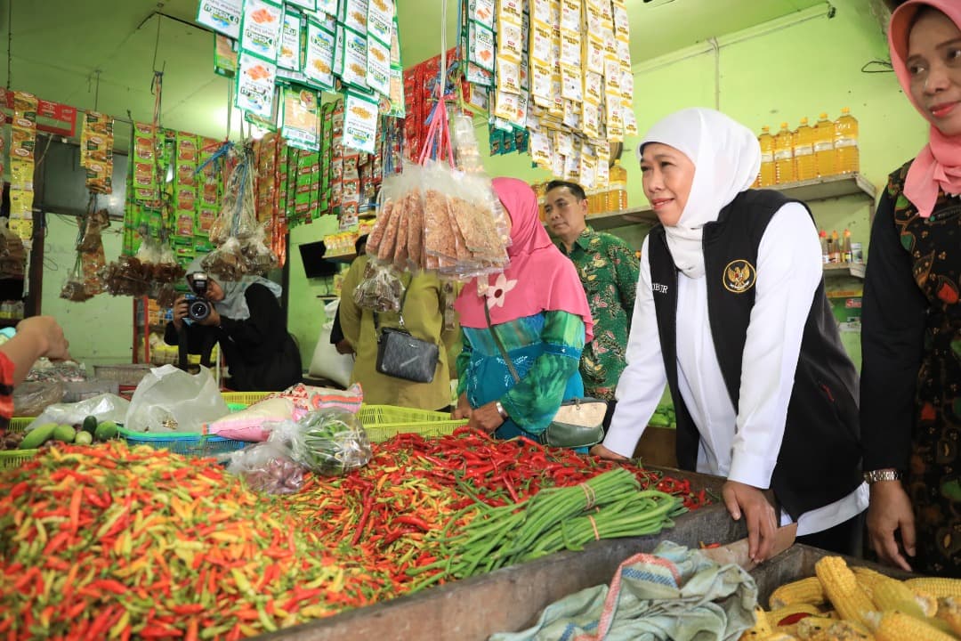 Tinjau Pasar Krian Lama, Gubernur Khofifah Pastikan Stok Bahan Pokok Aman