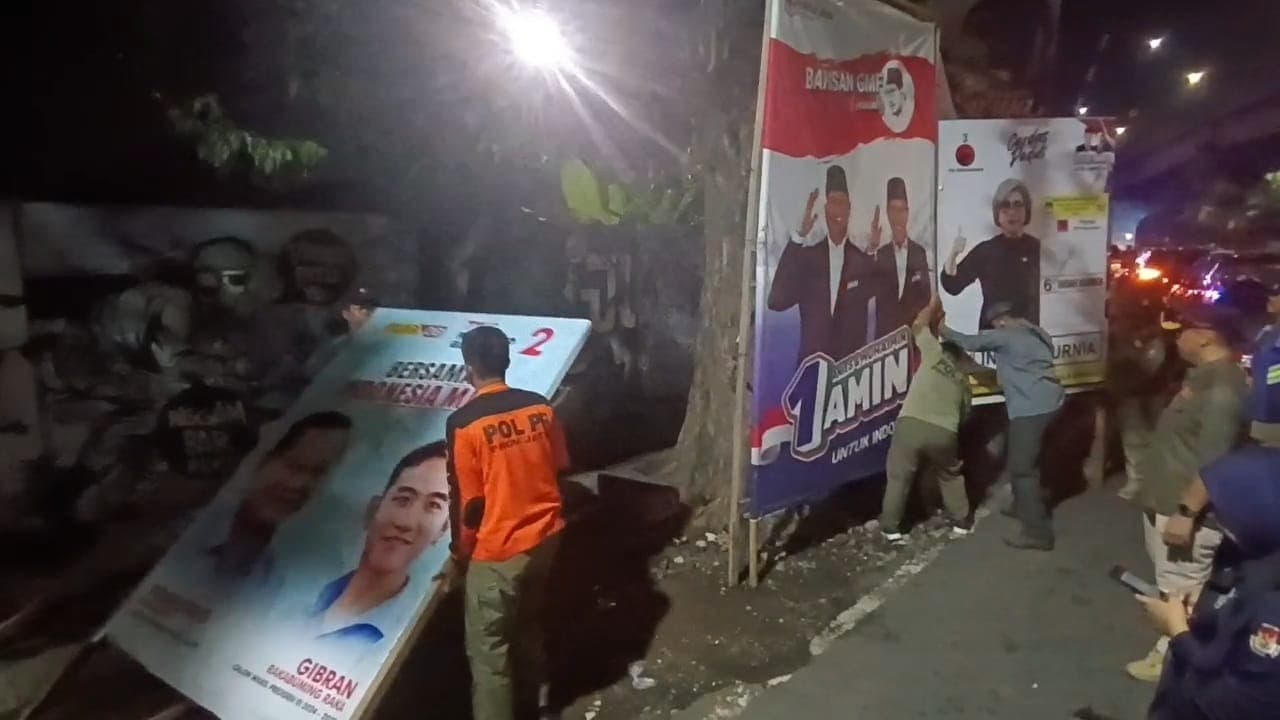 Masa Tenang Pemilu, Petugas Gabungan Copot APK di Surabaya