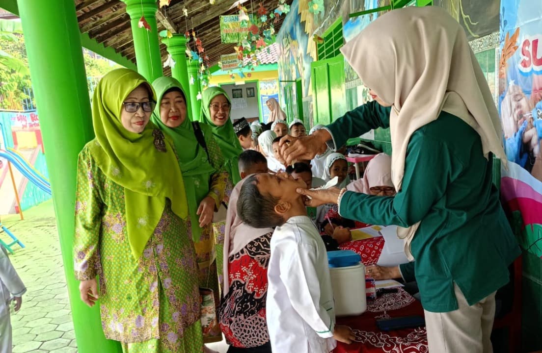 Jelang Sub PIN Polio Putaran Kedua Berakhir, Khofifah Imbau Orang Tua Segera Lengkapi Imunisasi Anak