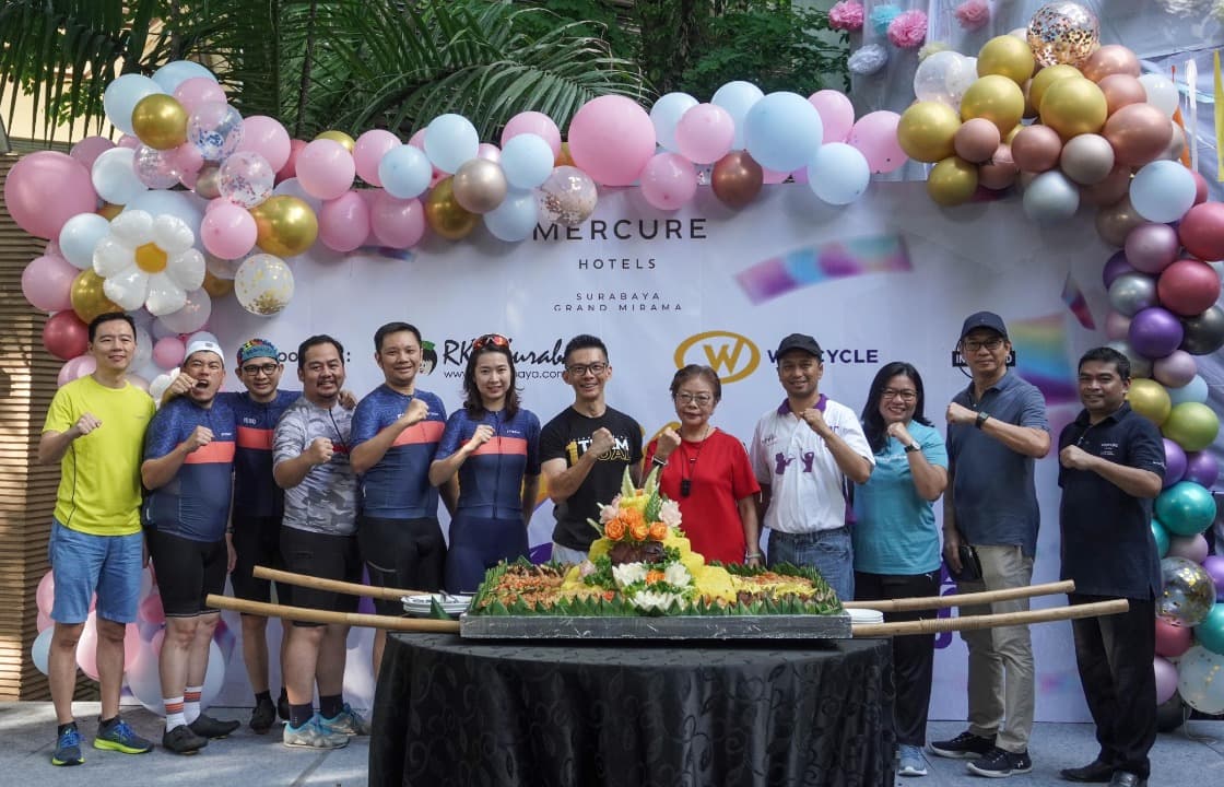 Mercure Surabaya Grand Mirama Rayakan Anniversary Sweet Seventeen dengan Bagikan Tumpeng Robyong