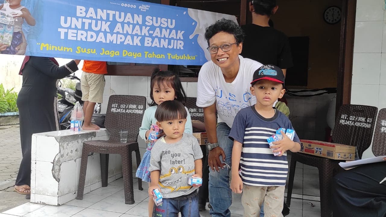 Bagi Susu Gratis Untuk Anak Terdampak Bencana Banjir di Pejaya Anugerah Taman Sidoarjo