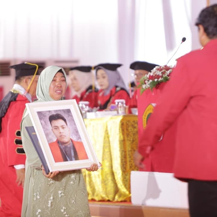 Haru, Ibunda Wakili Anaknya Yang Meninggal Dunia Wisuda di Untag Surabaya