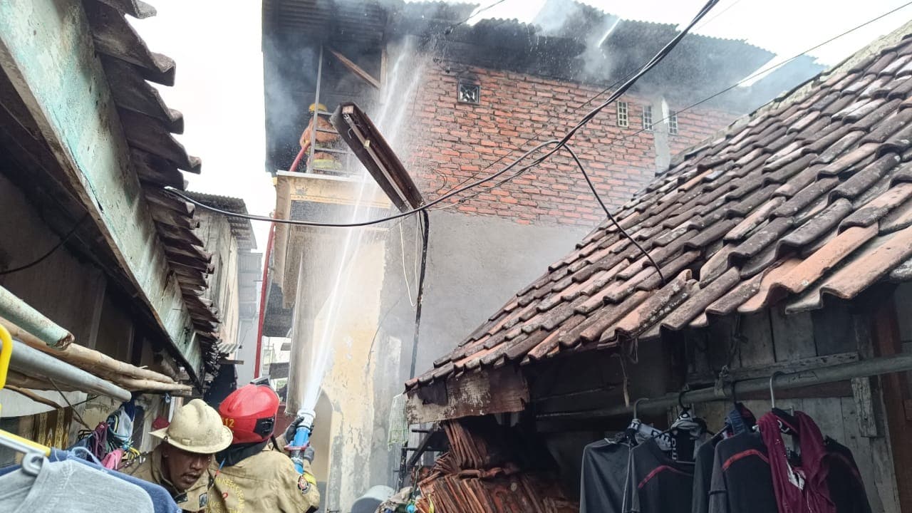 Rumah di Kedungdoro Terbakar, Petugas Damkar Terhalang Portal