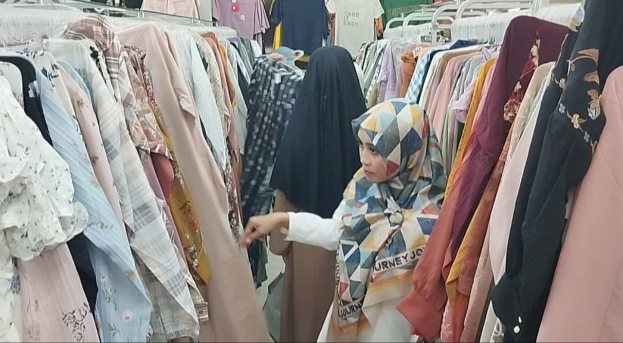 Pertengahan Ramadhan, Warga Pacitan Mulai Berburu Baju Lebaran