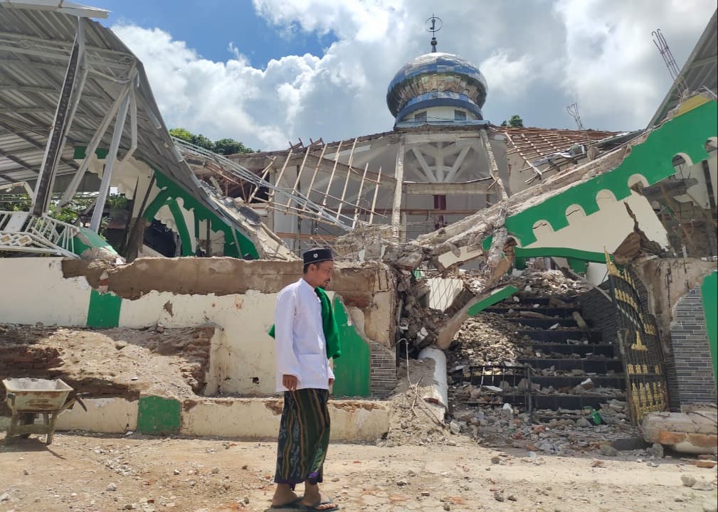 Masjid Ambruk Akibat Gempa, Warga Pulau Bawean Terpaksa Sholat Jumat di Masjid Kecil