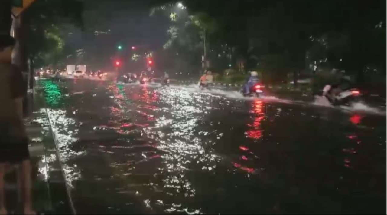 Hujan Deras Selama 2 Jam, Sejumlah Kawasan di Surabaya Tergenang Banjir