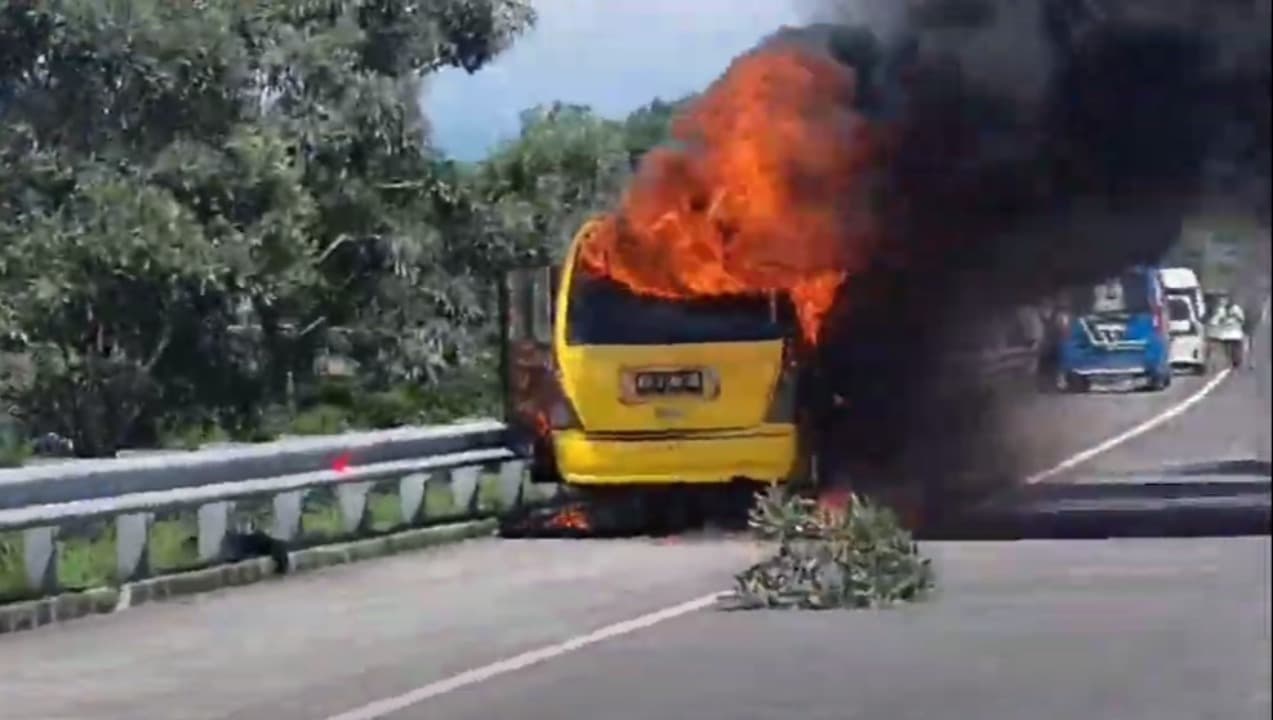 Mesin Overheat, Mobil Elf Terbakar di Tol Pandaan – Malang
