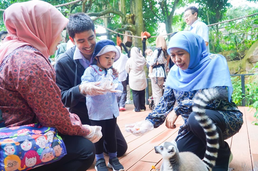 Berwisata ke Kota Batu, Khofifah Kenalkan Satwa Jatim Park 2 ke Cucu