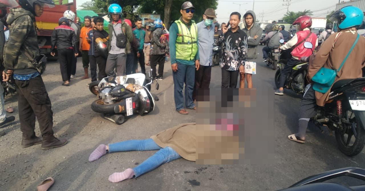 Terjatuh di Bahu Jalan, Pemotor Wanita Tewas Terlindas Truk di Trosobo