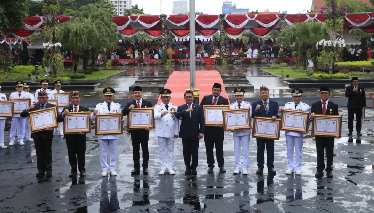14 Kepala Daerah Terima Tanda Kehormatan Satyalancana Karya Bhakti Praja Nugraha
