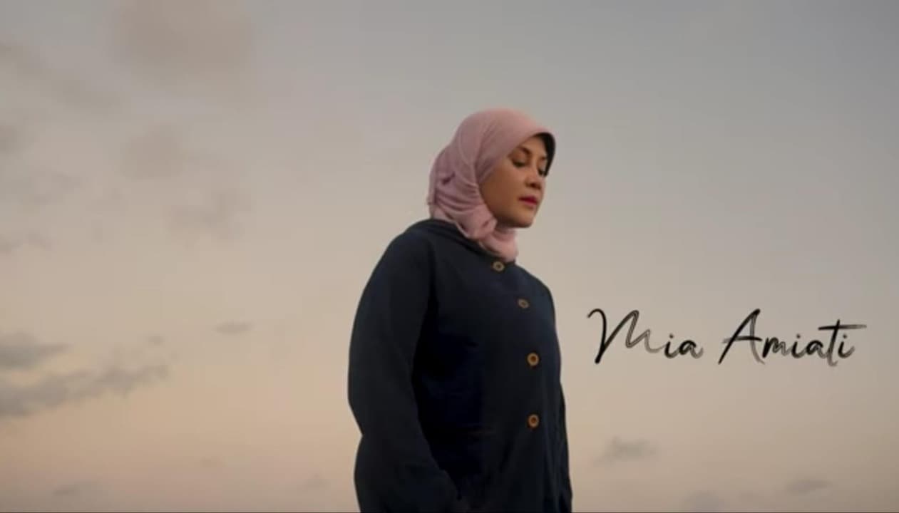 Mia Amiati Kajati Perempuan Pertama Jatim Yang Hobi Dunia Tarik Suara