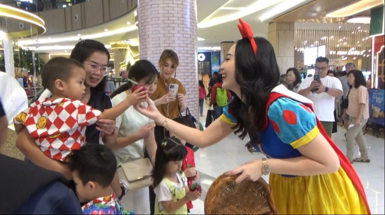 Snow White Meriahkan Pameran Perhiasan Toko Mas Wahyu Redjo Online di Pakuwon City Mall