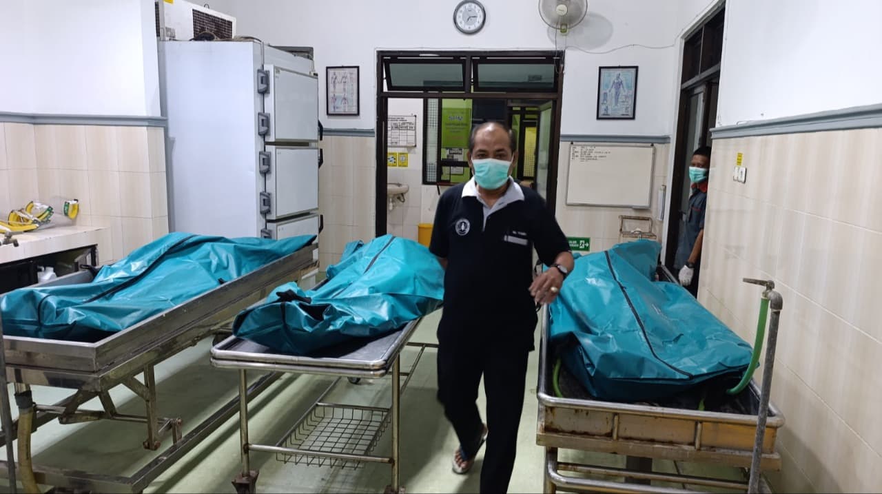 Wuling Tabrak Truk di Tol Jombang, 3 Orang Tewas