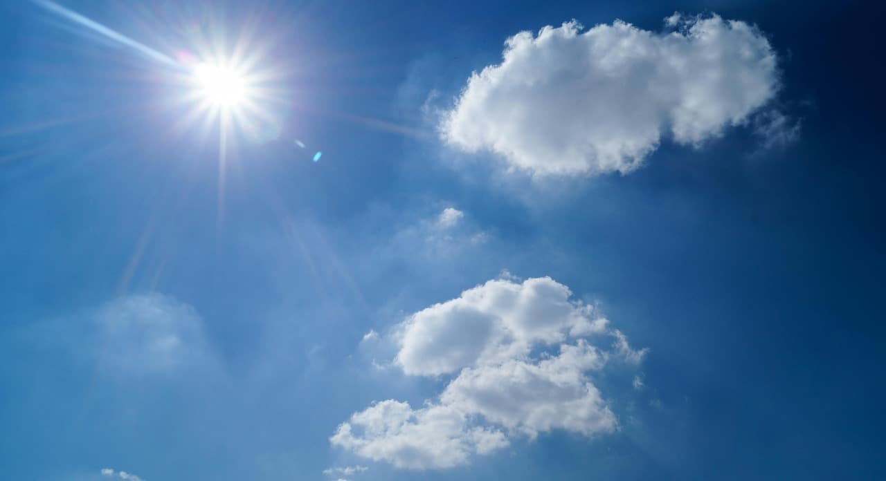 Akhir Pekan Cuaca Mayoritas Jawa Timur Cerah Berawan, Hujan Lokal Terjadi di Sejumlah Wilayah