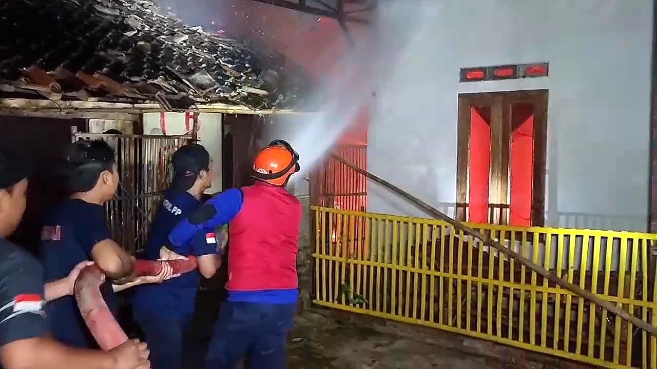 Ditinggal Nonton Bola, Dua Rumah di Ponorogo Ludes Terbakar