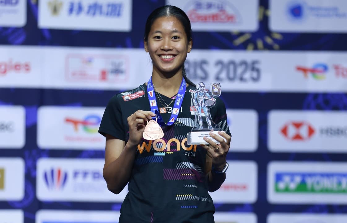 Sukacita Putri KW setelah Meraih Medali Perunggu di Kejuaraan Dunia BWF 2025