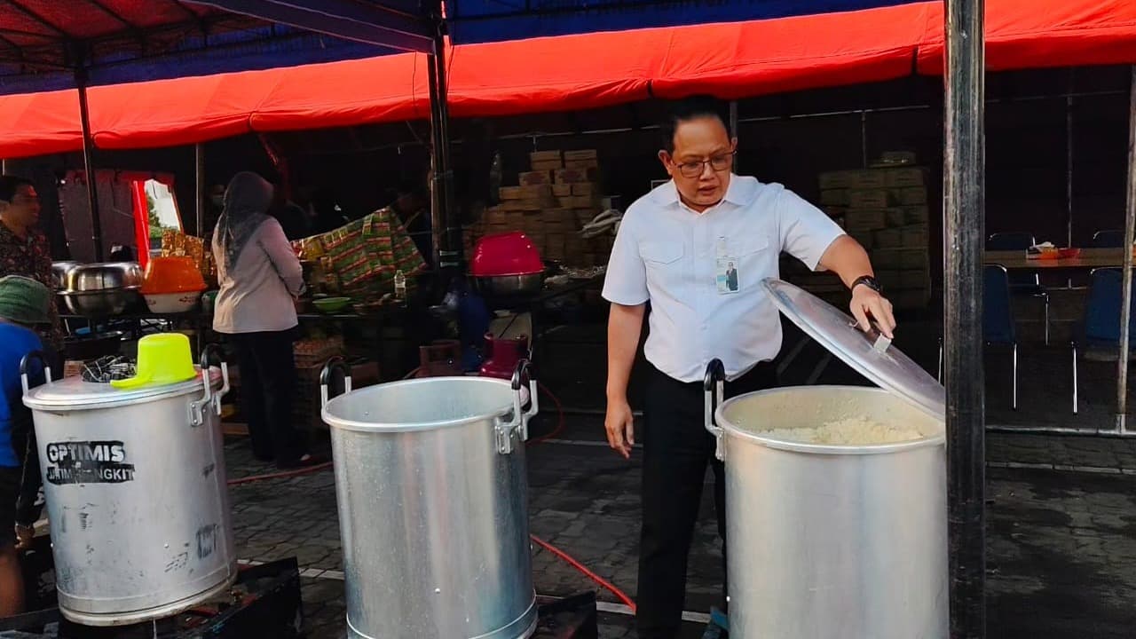 Sekdaprov Jatim Tinjau Dapur Umum untuk Logistik Personel Pengamanan