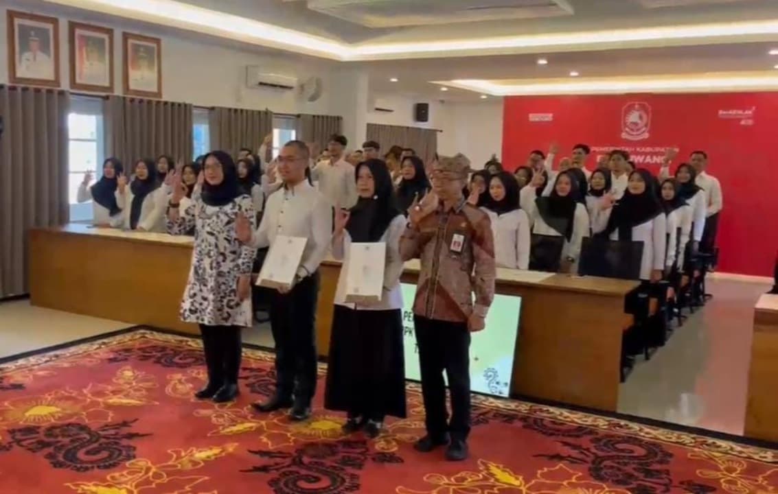 Bupati Banyuwangi Ipuk Fiestiandani Serahkan 66 SK PPPK Tenaga Pendidikan