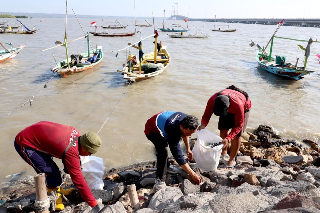 World Cleanup Day, Pemkot Surabaya Ajak Ribuan Warga Bersihkan Pantai Tambak Wedi
