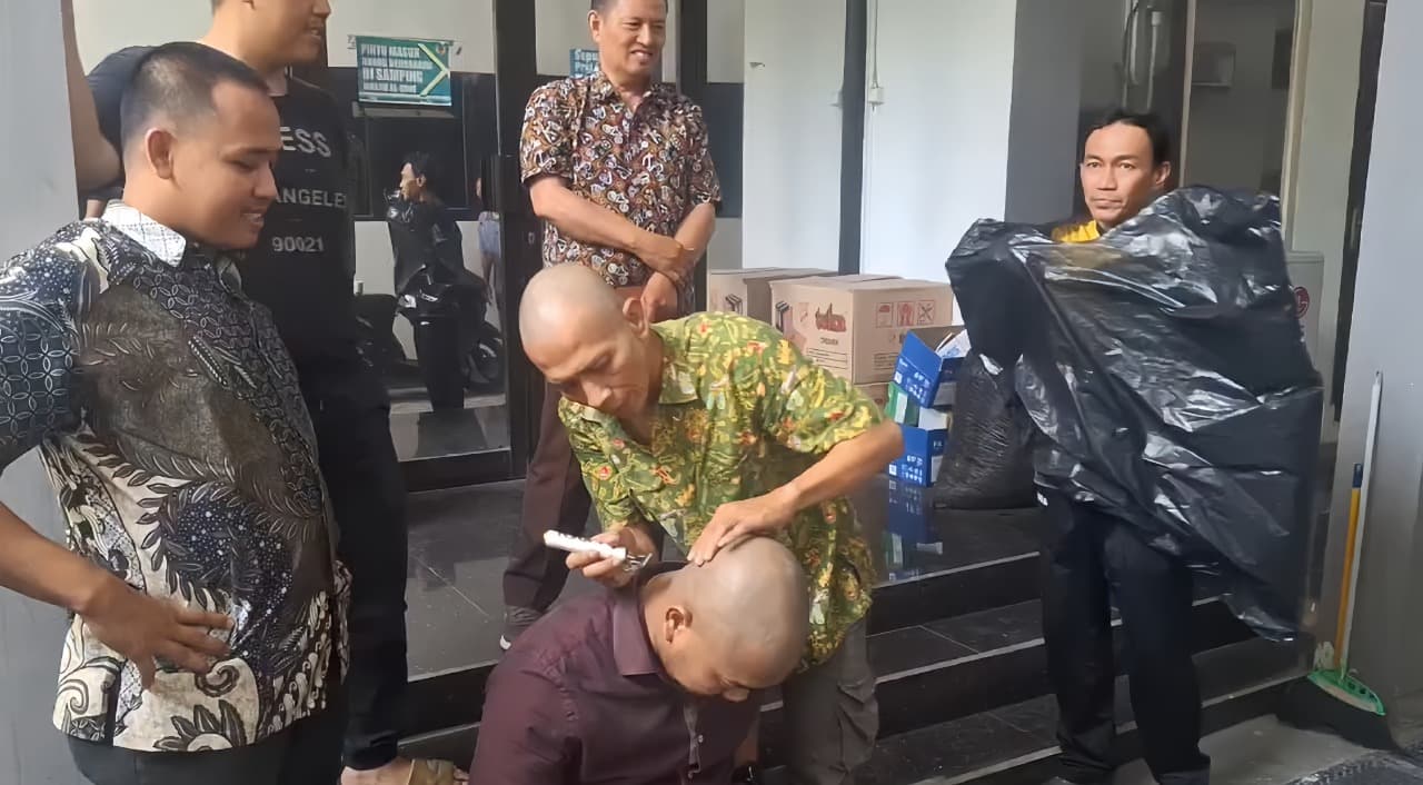 Permenpora Kontroversial, Karyawan KONI Jatim Gelar Aksi Cukur Gundul