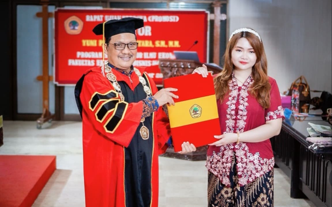 Usia Baru 25 Tahun, Yuni Putri Dewantara Raih Gelar Doktor Predikat Cumlaude