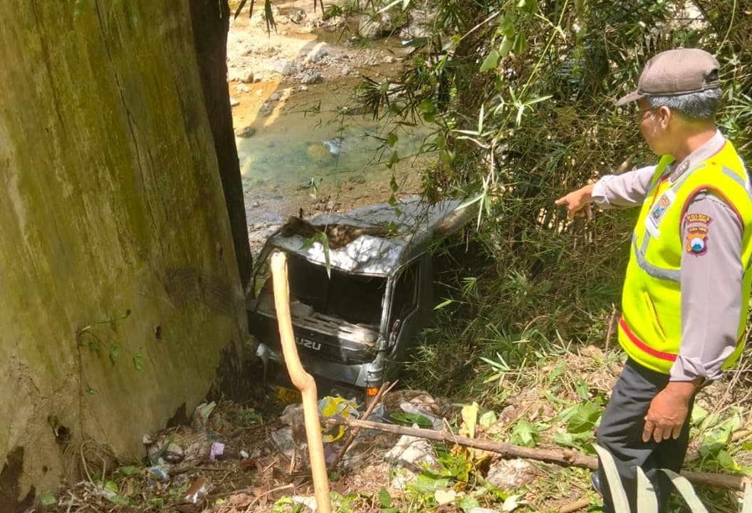 Diduga Rem Blong, Kendaraan Elf Terjun Ke Sungai, 12 Penumpang Luka-Luka