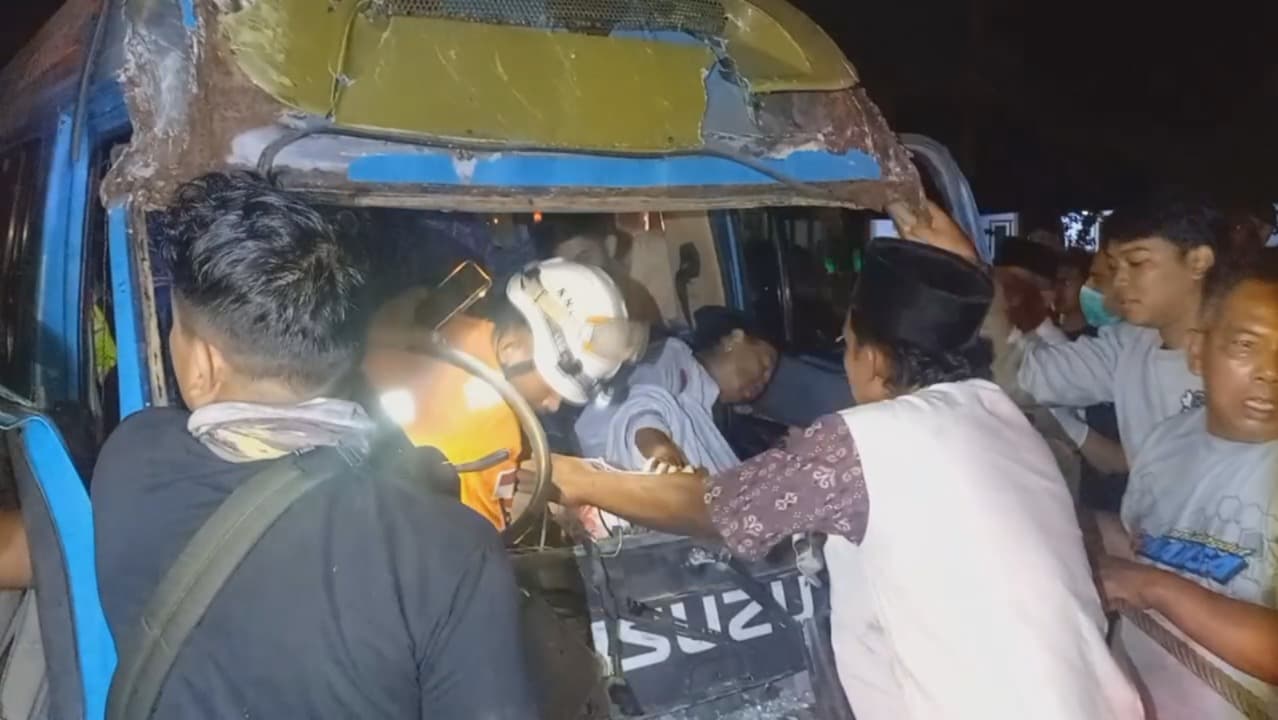 Elf Terobos Lampu Merah Tabrak Truk Boks di Jombang, Tiga Orang Terjepit