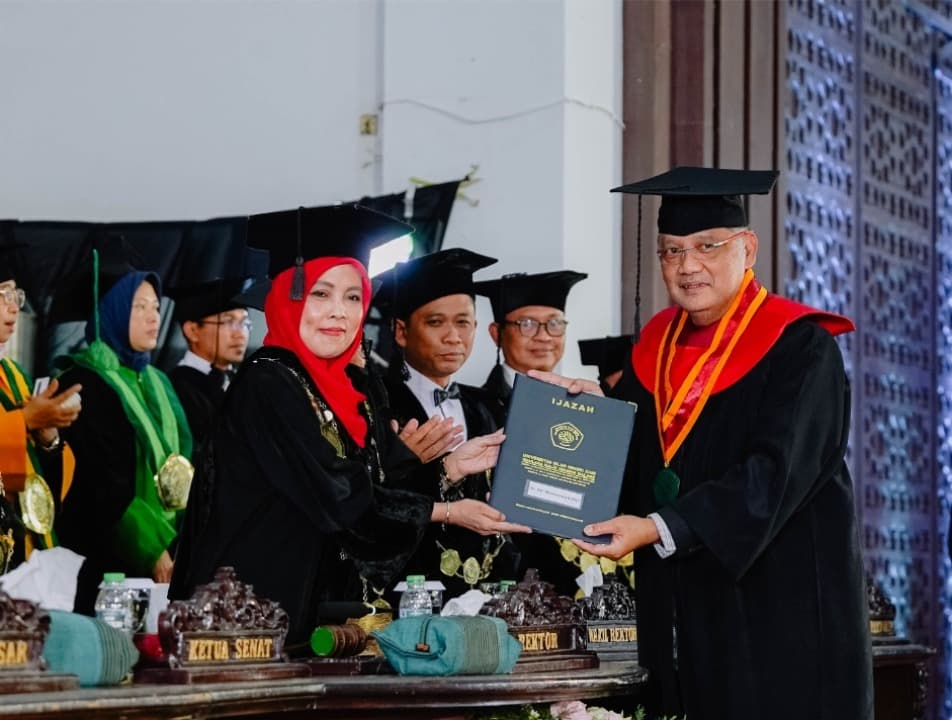 Menteri Haji dan Umroh RI menjadi Wisudawan UIN Maliki Malang ke-89
