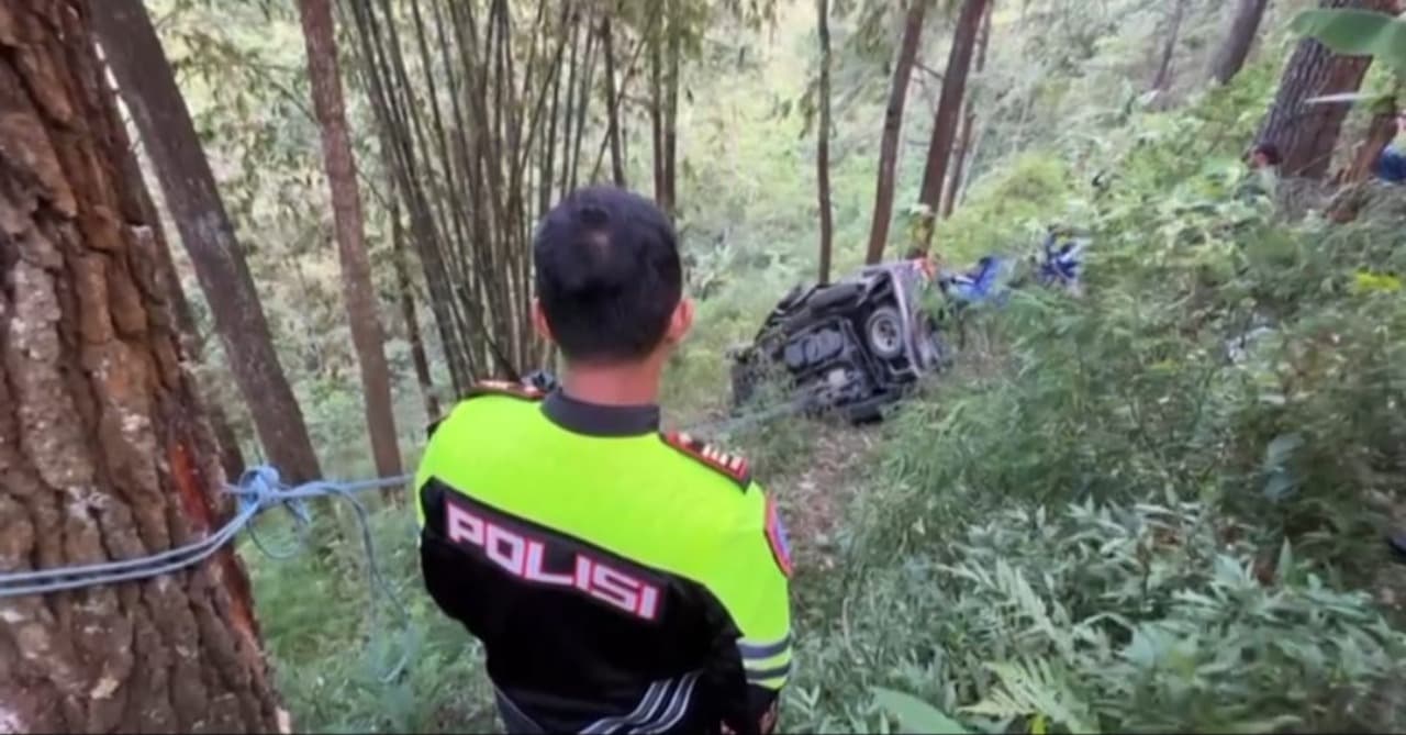 Mobil Innova Reborn Terjun ke Jurang Pacet Mojokerto, 2 Orang Tewas