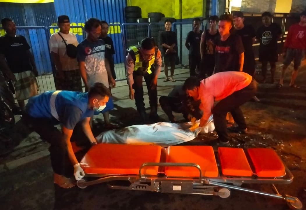 Tabrak Bokong Truk Parkir, Pemotor Asal Lampung Tewas di Manyar Gresik