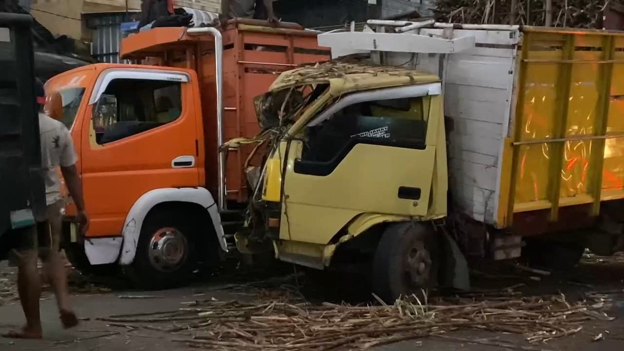 Kecelakaan Dua Truk Tebu di Tanjakan Talun, Jalur Blitar - Malang Terhambat