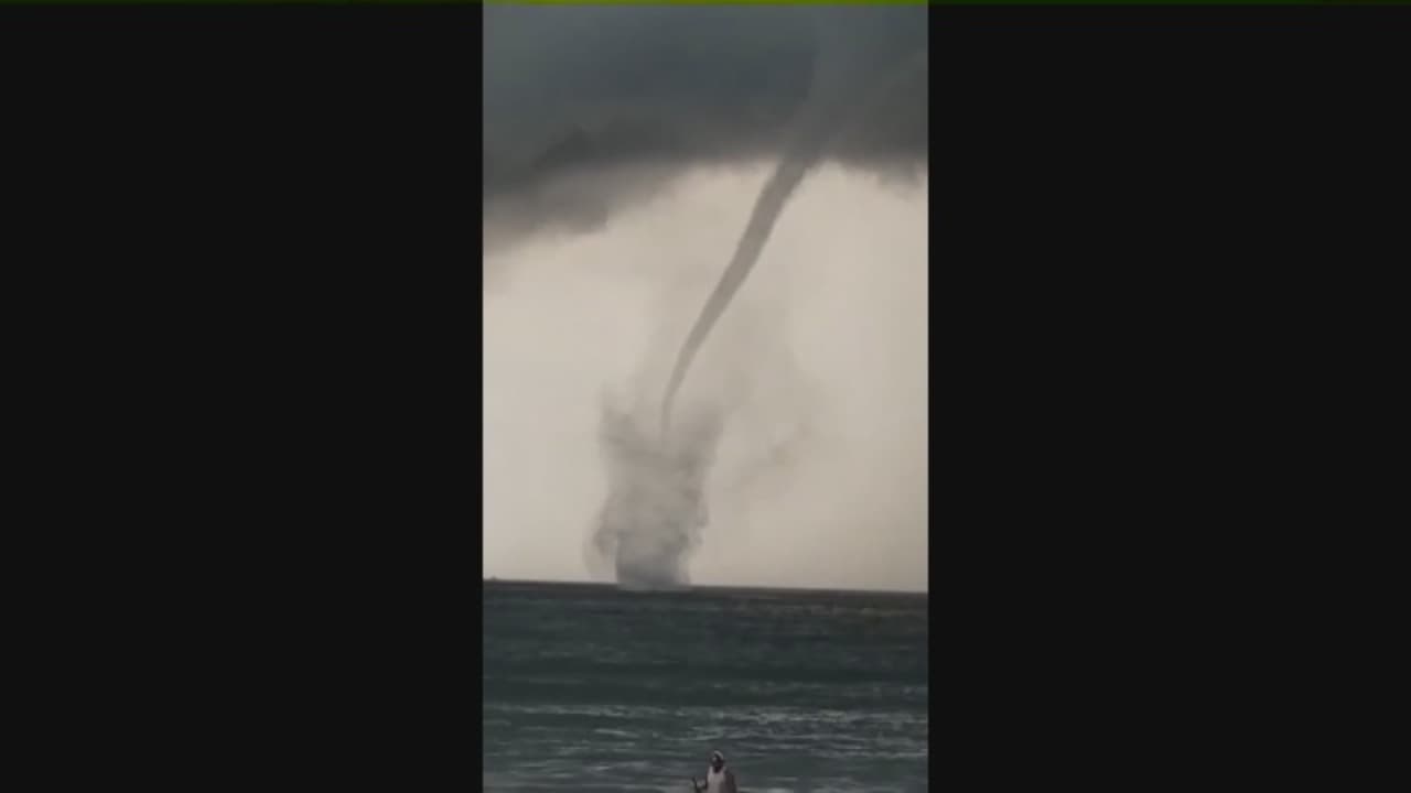 Viral Fenomena Waterspout di Pantai Selatan Lumajang