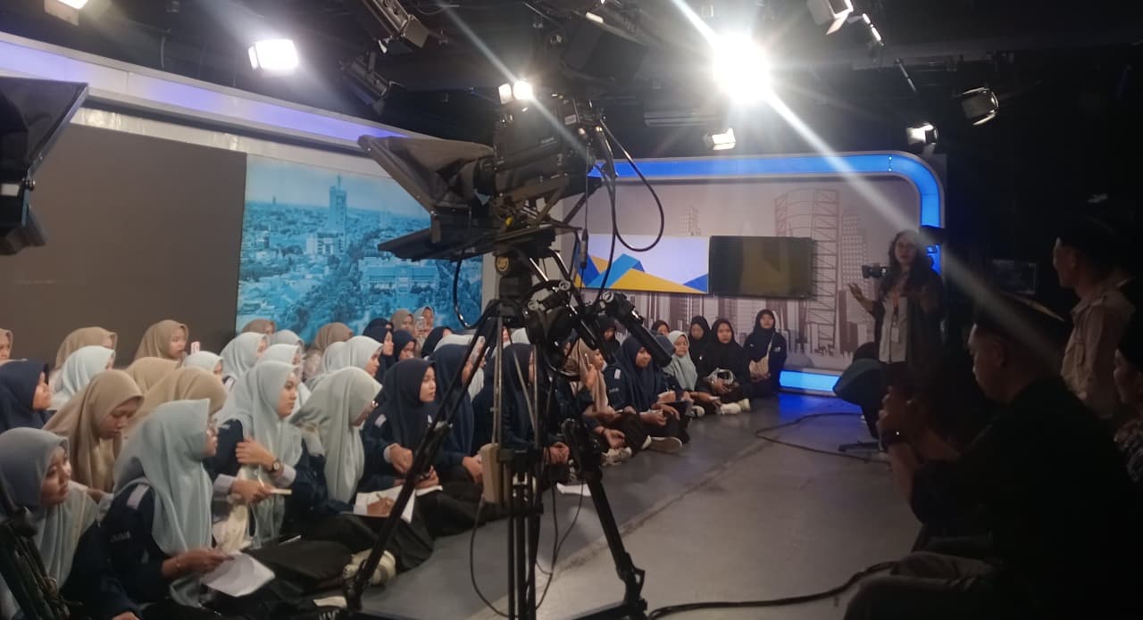 Belajar Jurnalistik, Siswi SMK NU 2 Tulungagung Berkunjung ke JTV Surabaya