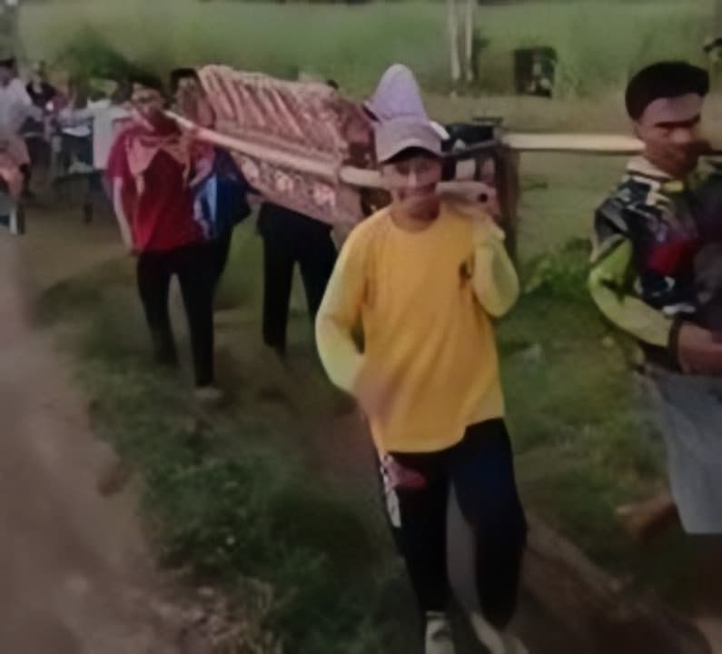 Akses Terbatas, Ibu Hamil di Bondowoso Ditandu Warga Sejauh 2 Kilometer