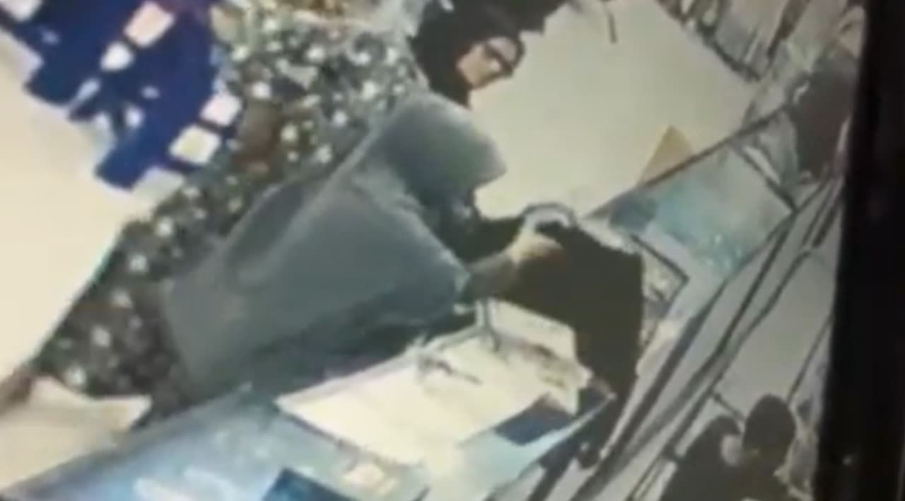 Wanita Berkerudung Curi Dua Sarung Mewah di Toko Oleh-oleh Pasuruan