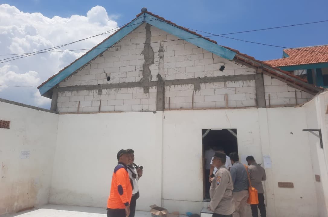 Satu Santriwati Tewas, Asrama Ponpes di Besuki Situbondo Ambruk