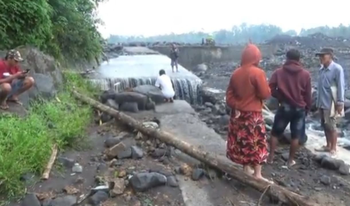 Jalan Ambrol, Warga Satu Dusun di Gunung Semeru Terisolasi