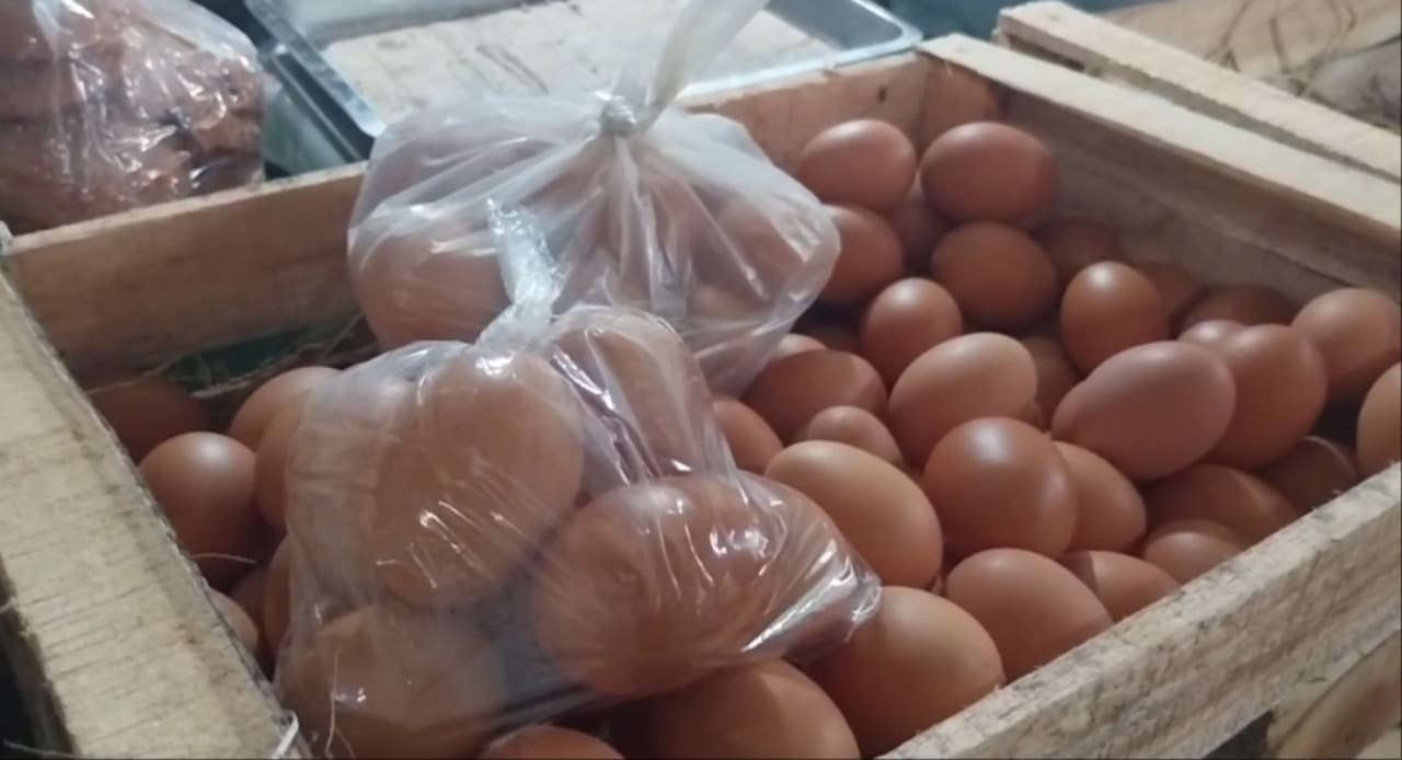 Pasokan Lancar, Harga Telur di Pasar Sayur Magetan Turun Rp 26 Ribu Per Kg