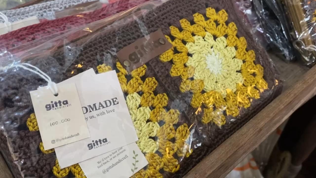 Dari Benang Menjadi Rupiah, Kisah Wiwik Narwati Sukses dari Hobi Merajut