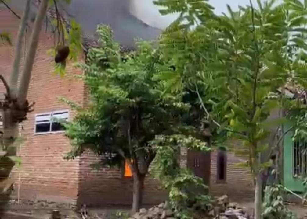 Rumah Warga Banyuwangi Terbakar Akibat Disambar Petir