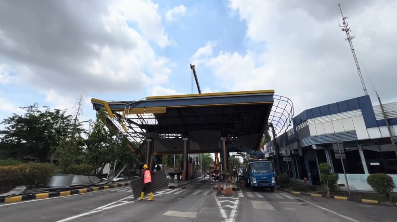 Ditabrak Truk, Exit Tol Banyu Urip Ditutup dan Kendaraan Dialihkan