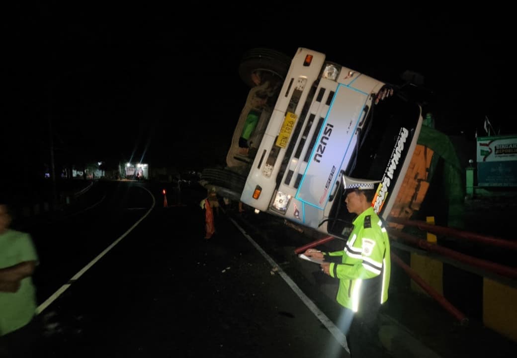 Truk Tronton Bermuatan Kertas Terguling