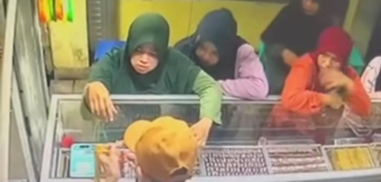 Viral, Perempuan Pencuri Emas Terekam CCTV