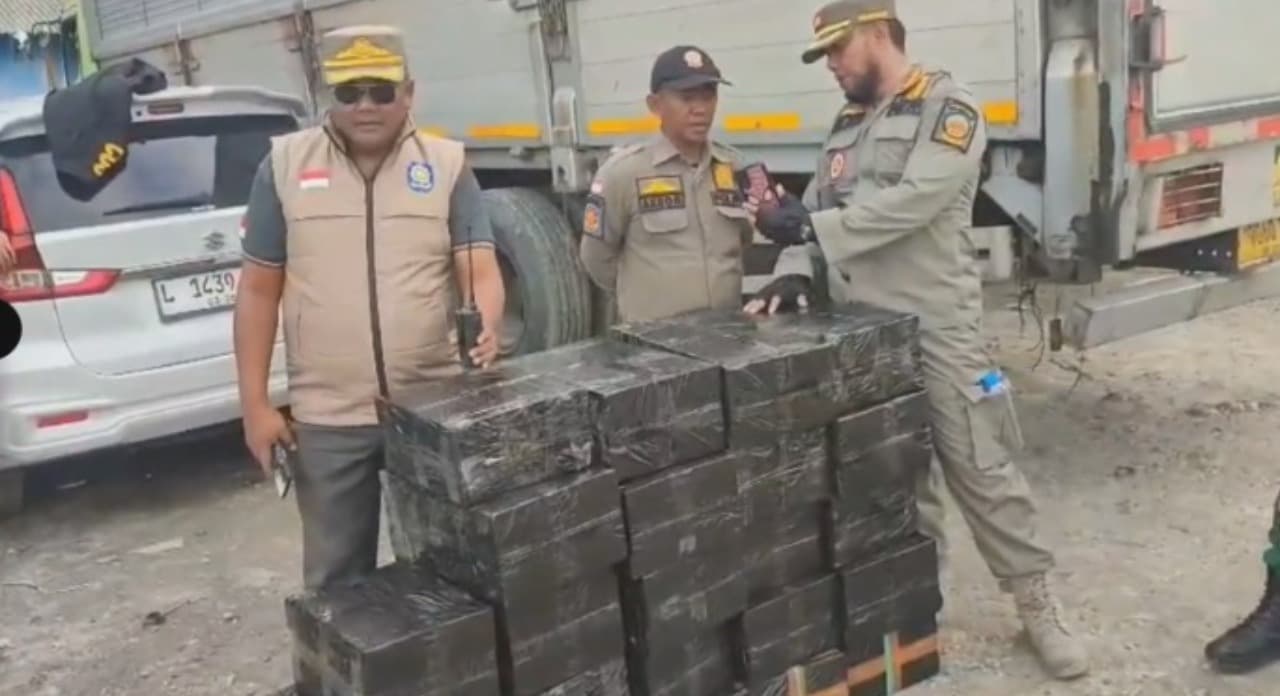 Bea Cukai dan Satpol PP Amankan Puluhan Dus Rokok Ilegal di Bus Suramadu
