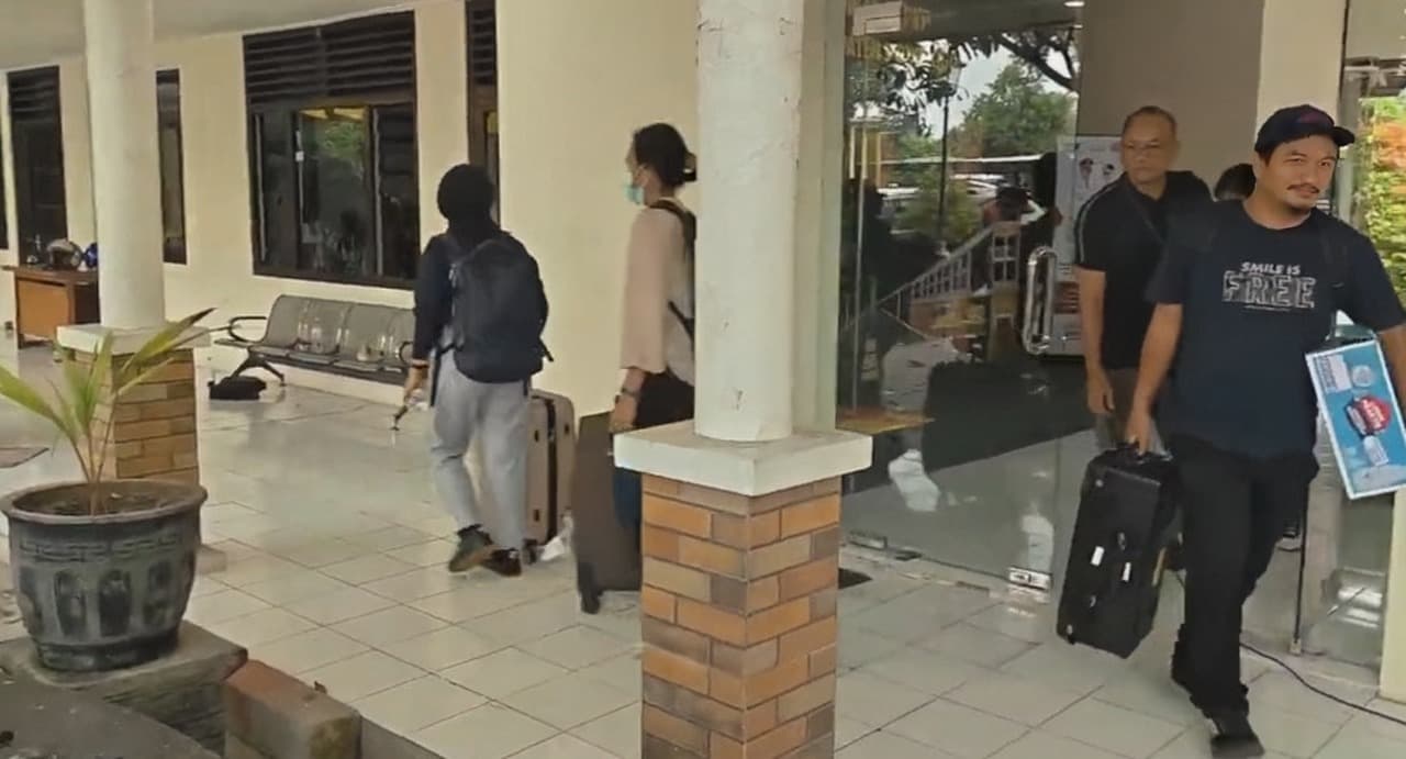 Usai 5 Jam Geledah Dinas PUPKP, KPK Bawa 4 Koper dari Ponorogo