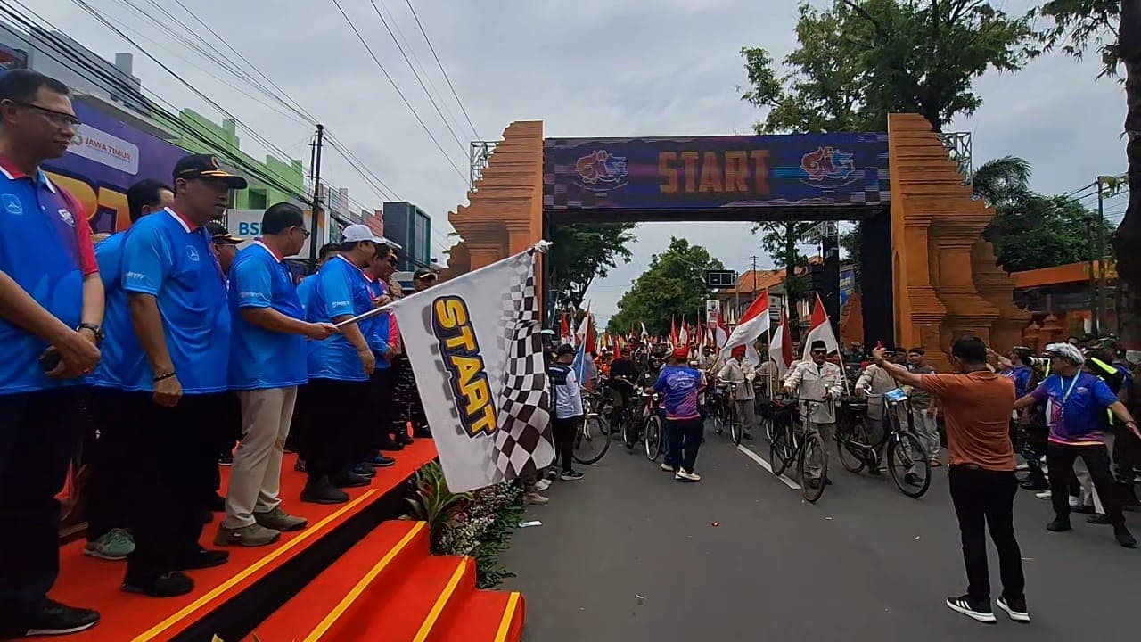 Dilepas Sekdaprov Jatim, Ribuan Peserta Bersemangat Ikuti Gerak Jalan Mojokerto-Suroboyo