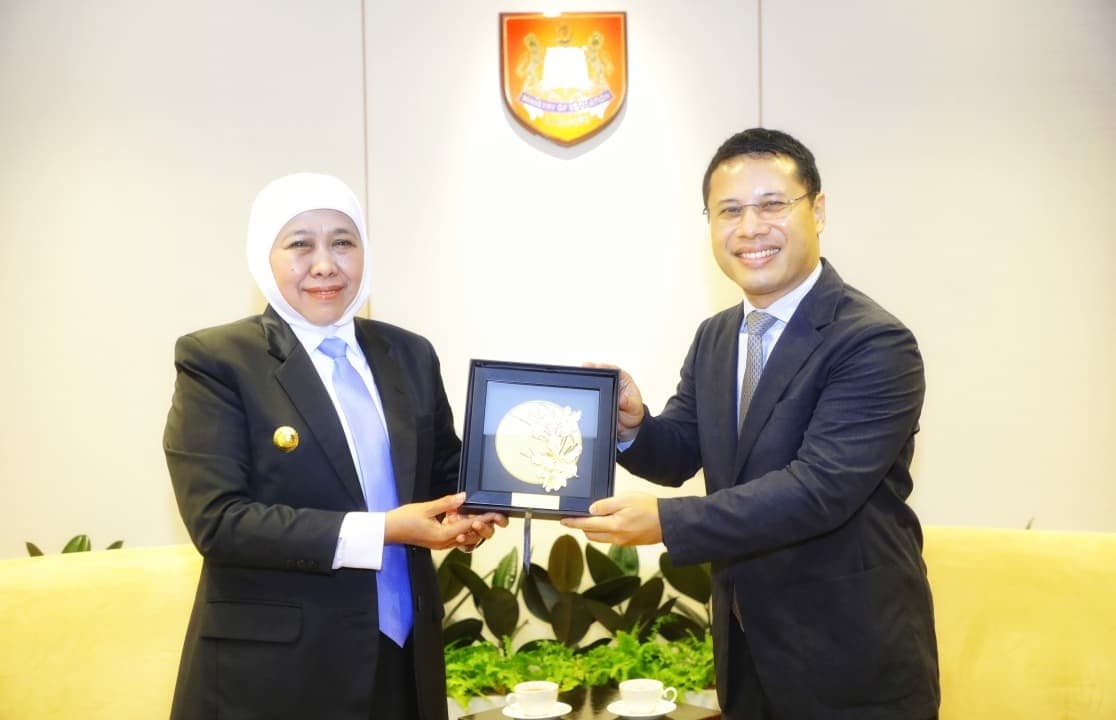 Pertemuan Gubernur Khofifah dengan Menteri Pendidikan Desmond Lee Awali Rising Fellowship di Singapura